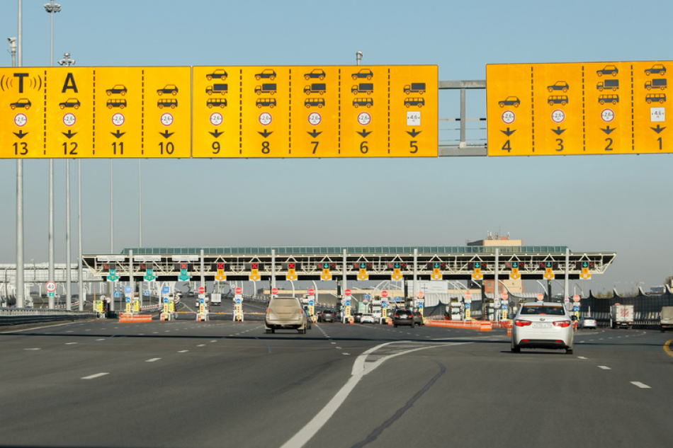 На КАД Петербурга водитель открыл стрельбу по другому автомобилю во время конфликта